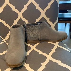 Toms boots size 4.5 kids